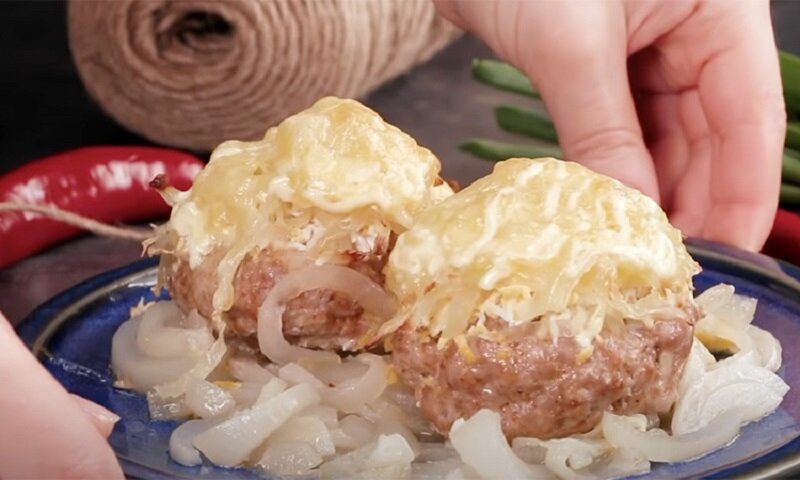 Особые котлеты на луковой подушке – очень сочно и вкусно 