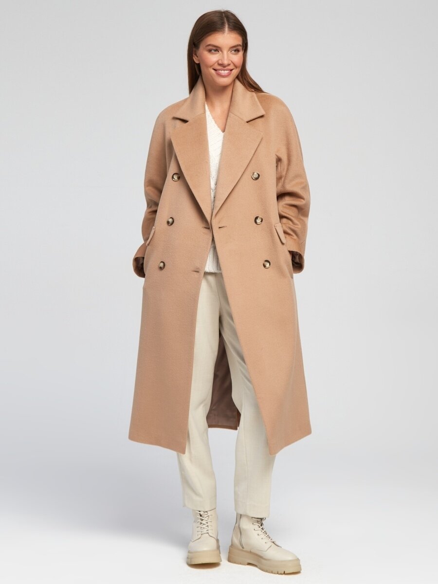 Двубортное пальто цвета кэмел, которое можно носить и с поясом тоже.