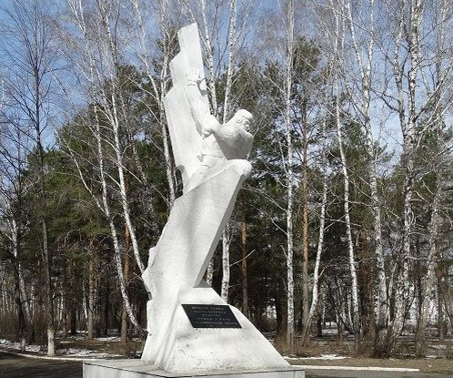 Памятник погибшим выпускникам ЧВВАКУШ