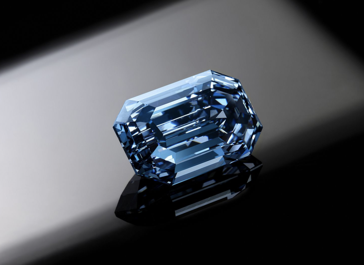 Голубой бриллиант "De Beers Cullinan Blue", найденный в Африке