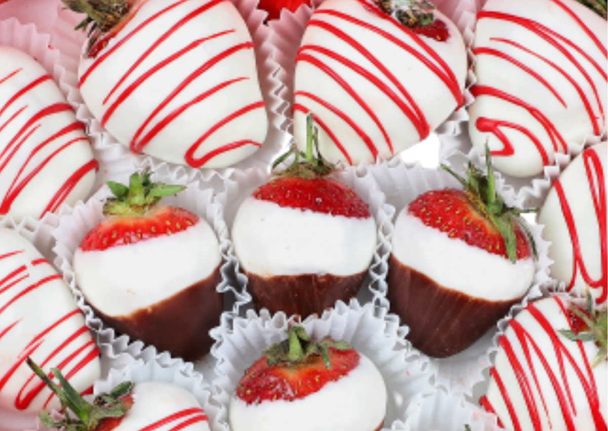 Набор Сердце из свежей клубники в шоколаде с декором - "Конфаэль"