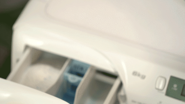  Достаточно добавить колпачок средства в отсек для ополаскивателя, чтобы после стирки на белье не осталось бактерий.