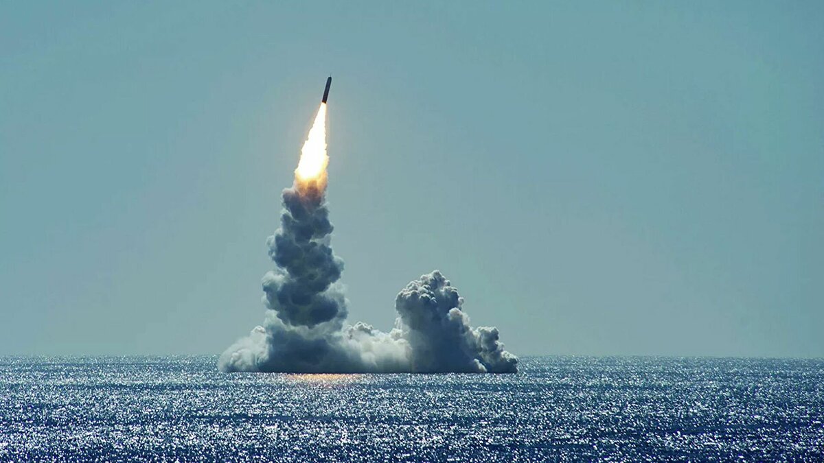 Пуск баллистической ракеты с подводной лодки Фото: hdpic.club