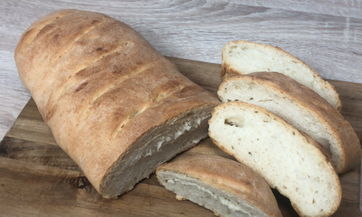 Мука - 420 гр (3 стакана), дрожжи сухие - 7 гр (или 20 гр свежих), теплая вода - 280 мл, соль - 1 ч.л., сахар - 1 ч.л., масло подсолнечное - 2 столовых ложки.