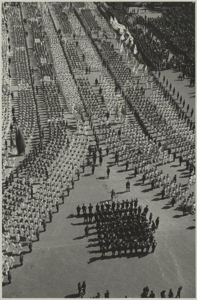 Эммануил Евзерихин. Физкультурный парад на Красной площади. Москва, 1952. Авторский серебряно-желатиновый отпечаток. Коллекция А. и Л. Бородулиных.