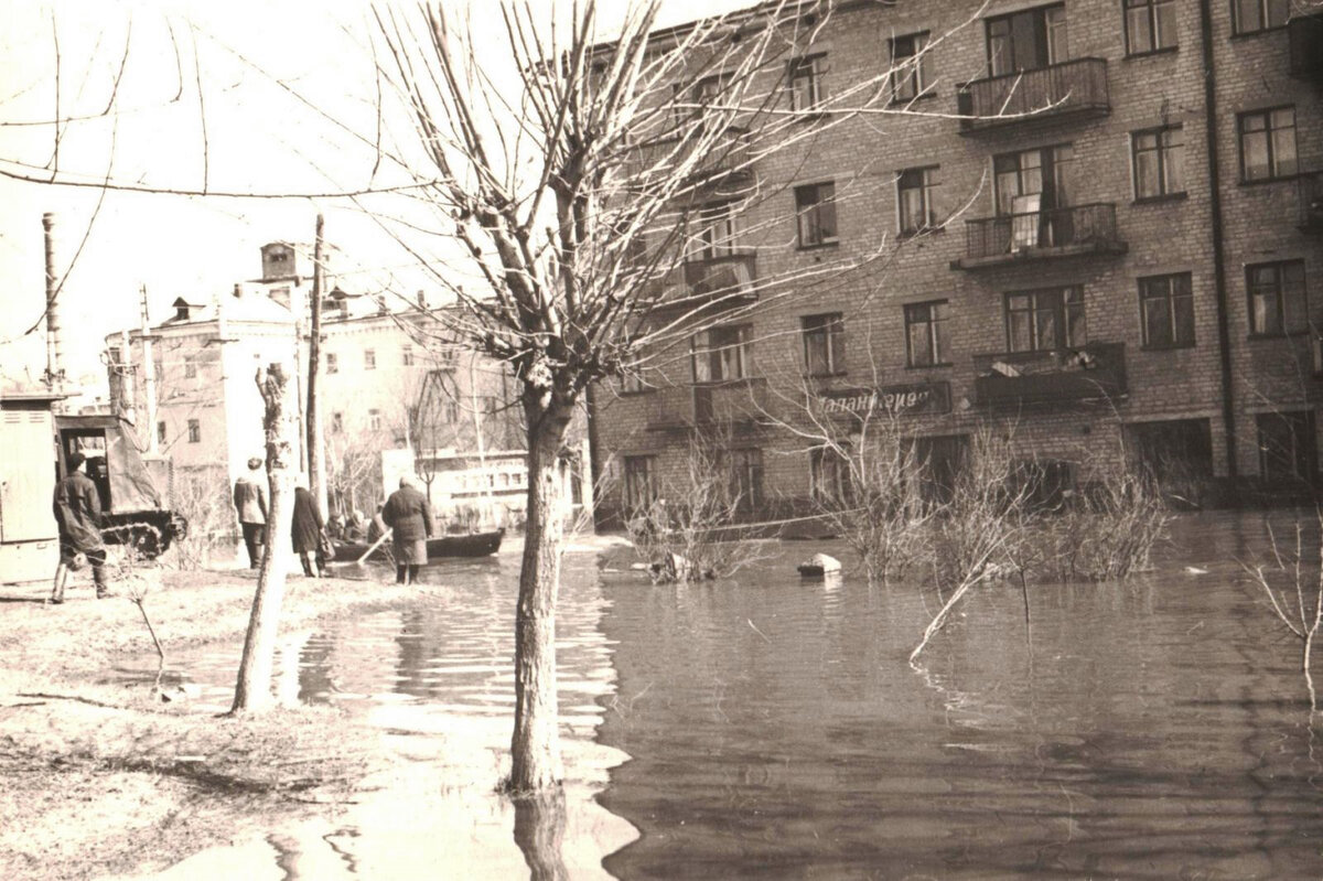 Фото взял с сайта со старыми фотографиями https://pastvu.com/p/1554427