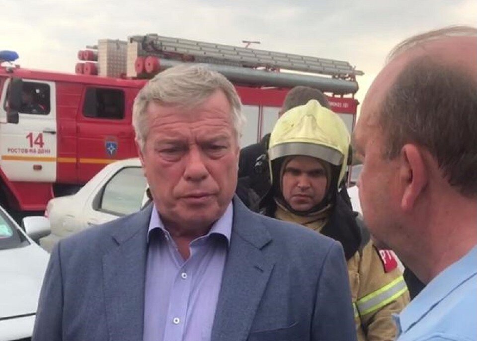     Губернатор Василий Голубев заслушал доклады властей Усть-Донецкого района и властей. Фото: МЧС по Ростовской области.