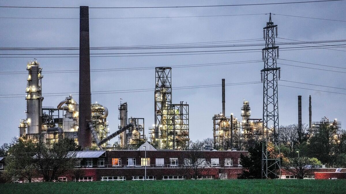    Промышленное предприятие Shell в Весселинге, Германия© AP Photo / Martin Meissner