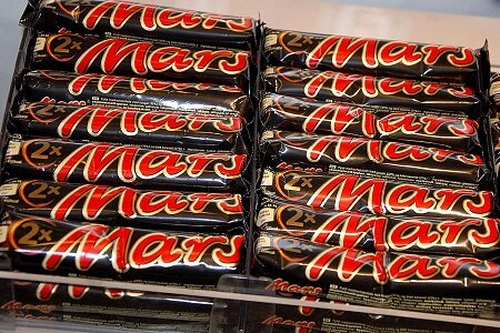 Жители Великобритании ощутили нехватку шоколадных батончиков Mars из-за производственных проблем. Об этом пишет Mirror. 
На полках некоторых британских супермаркетов нет батончиков Mars, отсутствует товар и на сайтах розничной торговли. В части магазинов не ожидают поставок в течение двух недель.
В компании Mars Wrigley, которая производит батончики Mars, Galaxy, Snickers и Milky War, признали, что испытывают повышенный уровень спроса. »[Мы хотим] заверить британскую общественность, что наши любимые бренды по-прежнему доступны по всей стране», — сказал производитель.