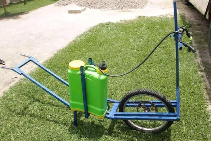    Одноколесный опрыскиватель для малых фермеров изобрели в Гане