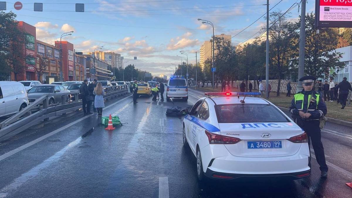 Машины в Москве. В Москве таксист сбил насмерть мужчину на моноколесе. Москва сейчас фото.