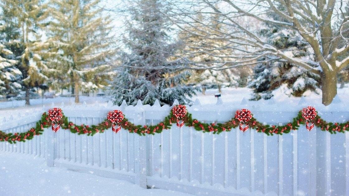    Новогодняя гирлянда из сосновых веток на заборе:Pixabay