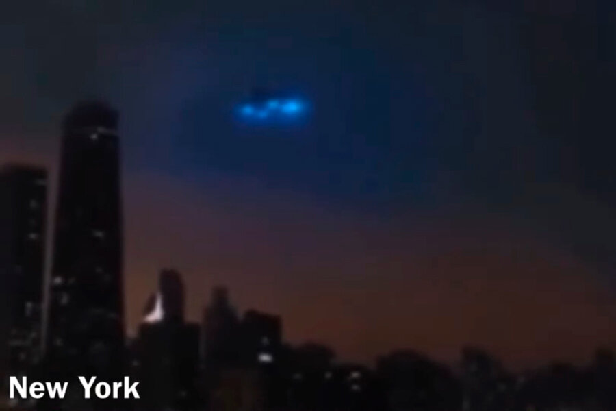 Удивительные кадры ночного Нью-Йорка, на которых НЛО, довольно внушительных размеров, завис над городом.-2