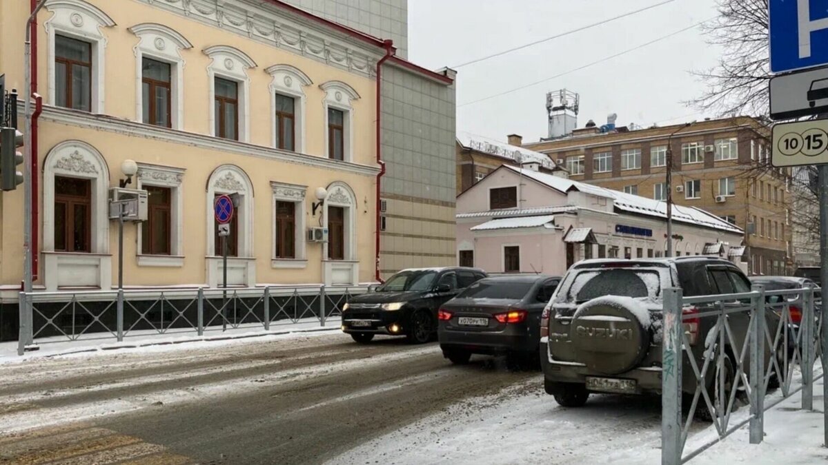     В Казани на улице Беломорская столб упал на дорогу. Это серьезно отразилось на трафике — здесь образовалась пробка. Об этом сообщил Telegram-канал Mash Iptash.