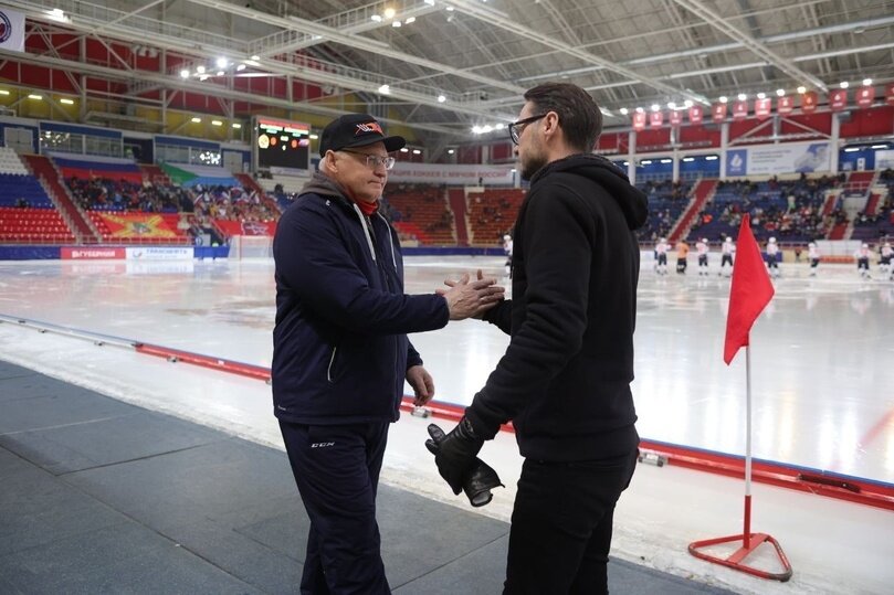     Это наверное первый случай в русском хоккее противостояния отца и сына на тренерских мостиках. Фото: Александр Никитин