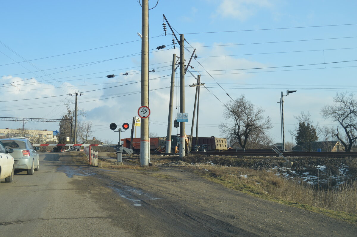 Фото автора. Кубань, февраль 2023 года. Переезд закрыт.