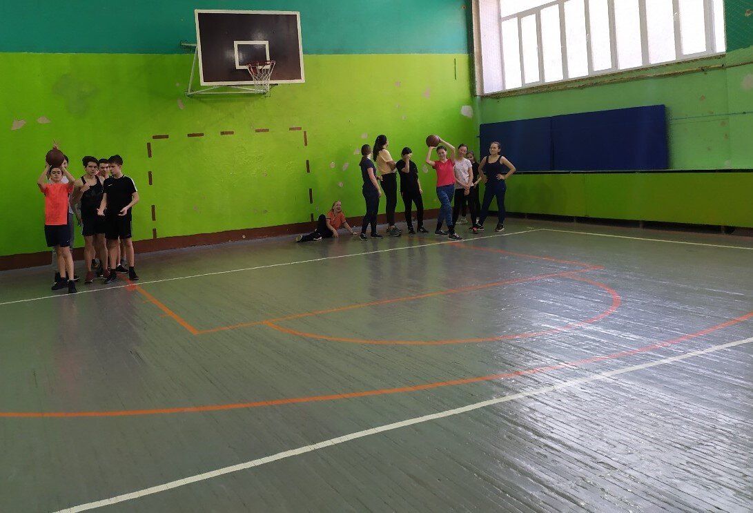 фото автора, казалось бы, что шансы не равны. ведь играют мальчики против девочек, но ниже по тексту вы узнаете, почему девочки победили