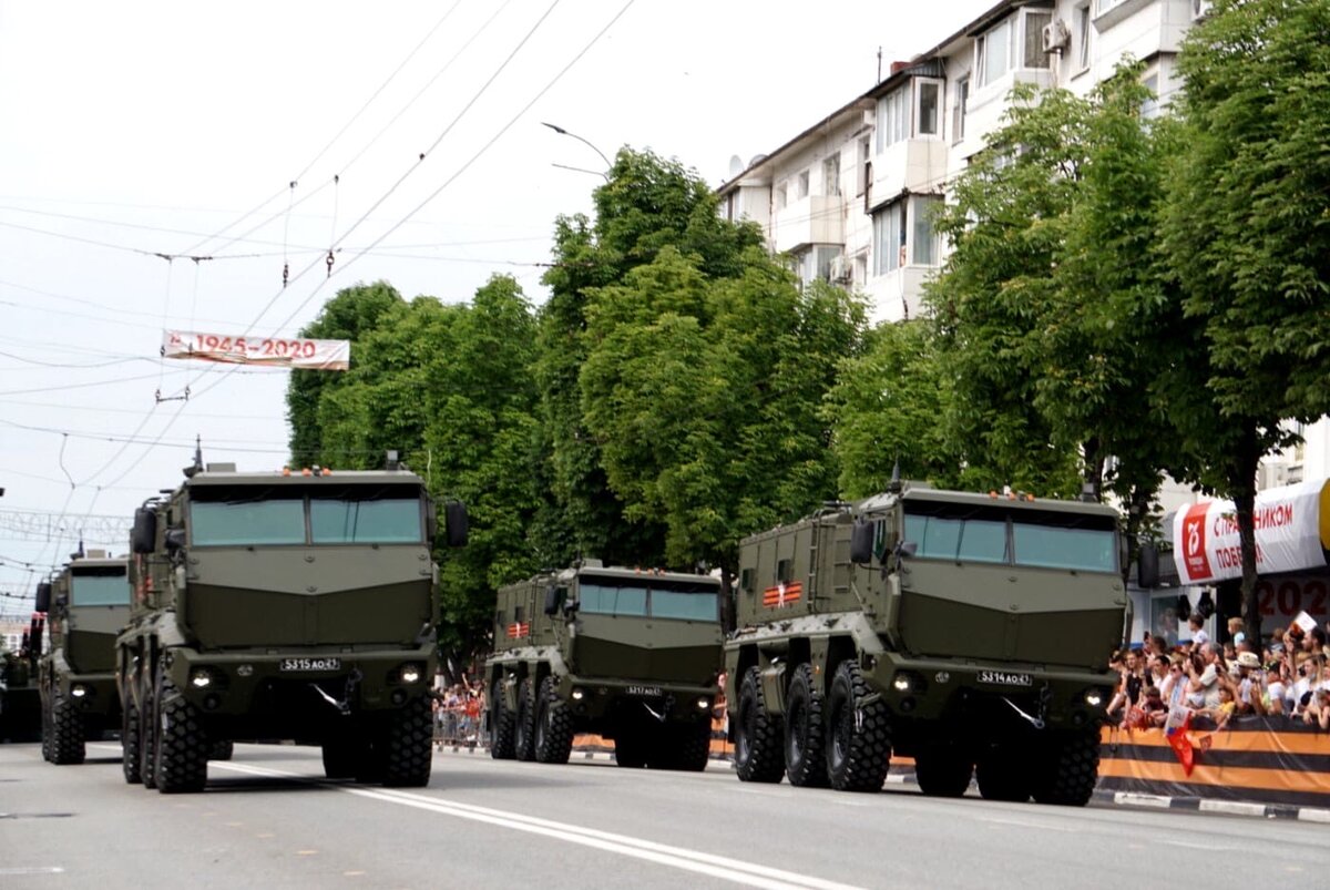 Территория техники симферополь. Военный парад техника в Симферополе. Военная техника в Симферополе. Парад Победы 2018 в Симферополе. Военные колонны в Крыму.