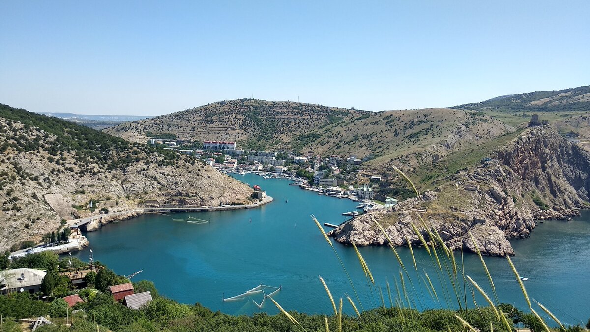 Вид на Балаклаву и крепость Чембало с береговой батареи Драпушко
44.492398,33.588955 
44°29.543', 33°35.337' 