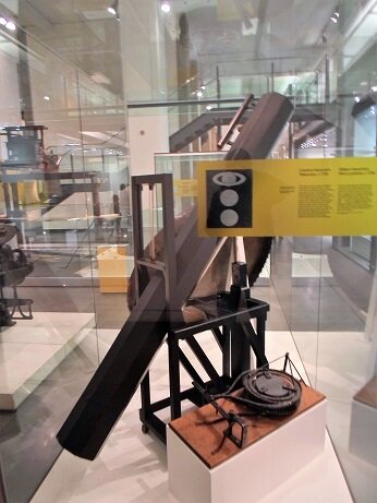 Телескоп, изготовленный Уильямом Гершелем для своей сестры Каролины, которая была первой женщиной открывательницей комет. На подставке — приспособление, с помощью которого Гершель полировал металлические зеркала для своих телескопов. Музей науки в Лондоне. Фото автора.