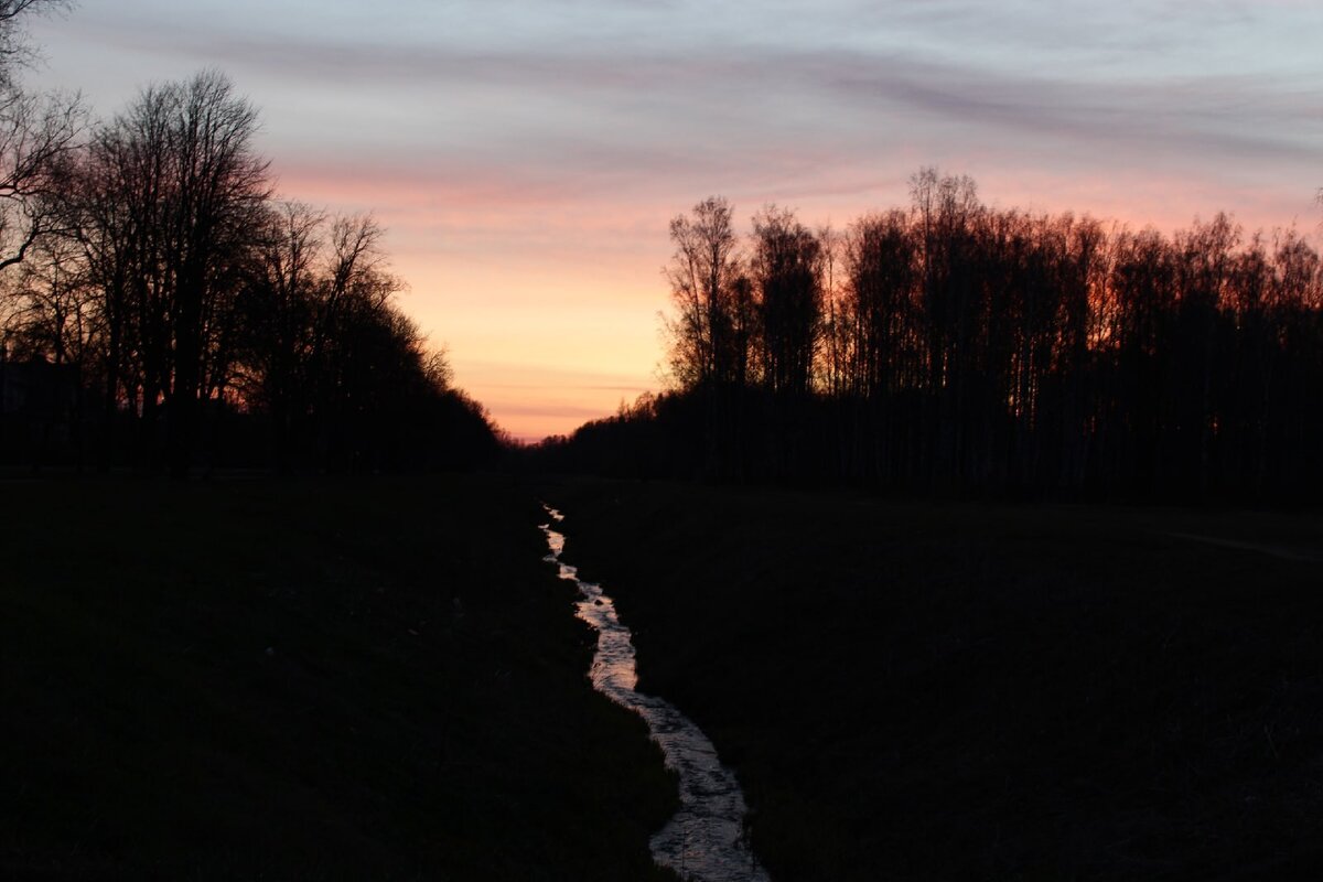 "Течёт ручей, бежит ручей, и я ничья, и ты ничей." А музыка А. Костюка, а слова П. Черняева. 