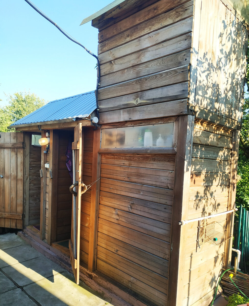 Душ -туалет на загородном участке.