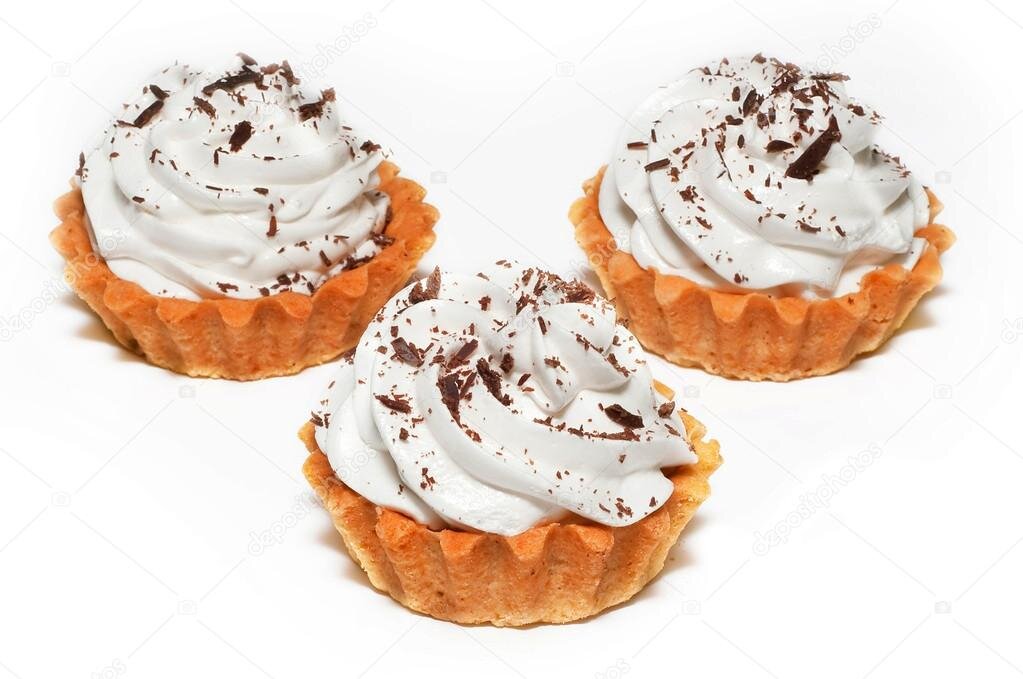 Многим знаком  вкус этих пирожных.Песочное вкусное тесто,сладко-кислый джем и нежный,как облако ,тающий  во рту белковый крем.Такие пирожные можно украсить ягодами и фруктами,желе,тертым шоколадом,разноцветной посыпкой для выпечки,это всегда будет вкусно и очень красиво.Приготовить в домашних условиях такие пирожные довольно просто,нужно соблюдать некоторые правила и все получится.