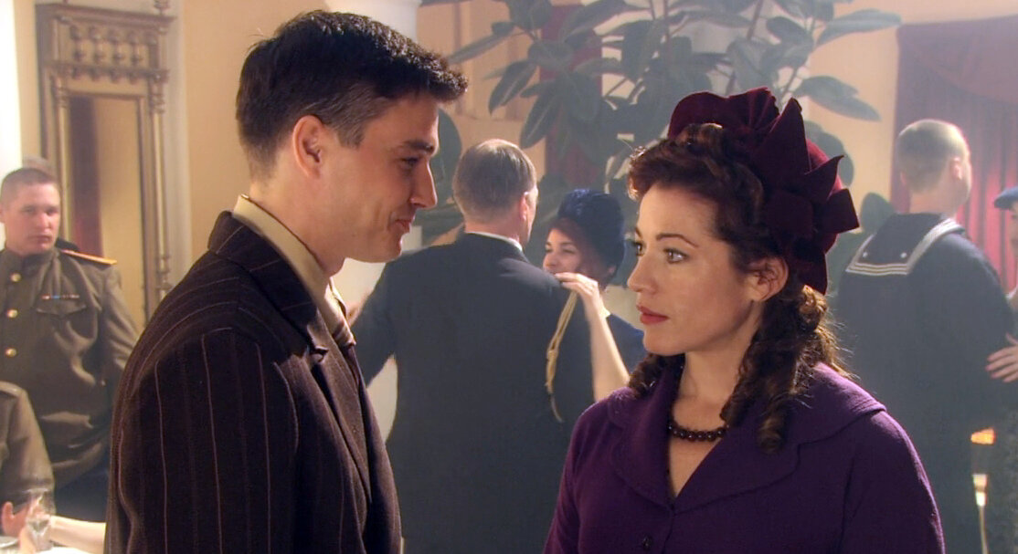 Максим Матвеев в роли  Джона Уилби  Алена Хмельницкая в роли Нины. Кадр из кинофильма "Ялта-45", 2011 г., режиссер Тигран Кеосаян, сценарист Алексей Поярков, композитор Сергей Терехов. Скриншот кадра для иллюстрации 