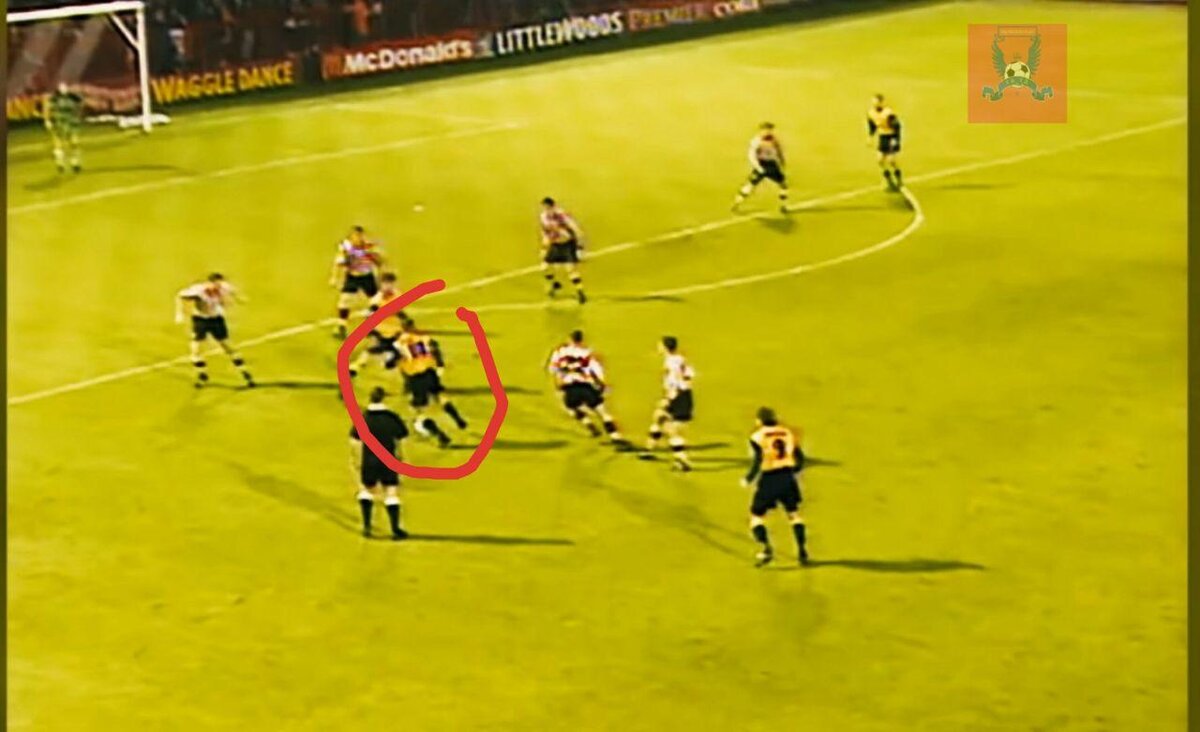 Красным отмечен  Бэргкамп. Через мгновение будет шедевр!