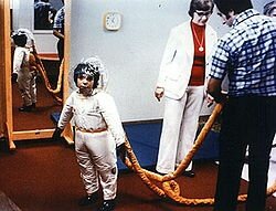 Дэвид впервые идёт гулять на улицу