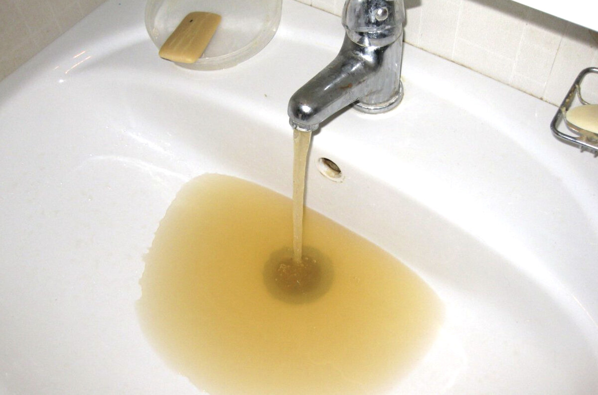 Мутные воды причины. Желтая вода из крана. Желтые воды. Ржавая вода. Желтая вода из скважины.