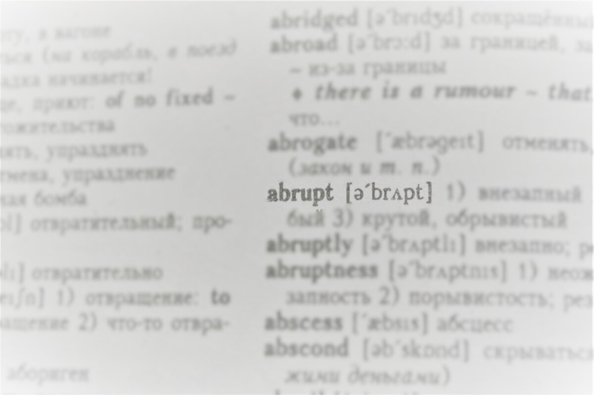 На изображении видно транскрипцию слова