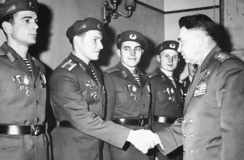 Маргелов и десантники в малиновых беретах. К сожалению, черно-белое фото