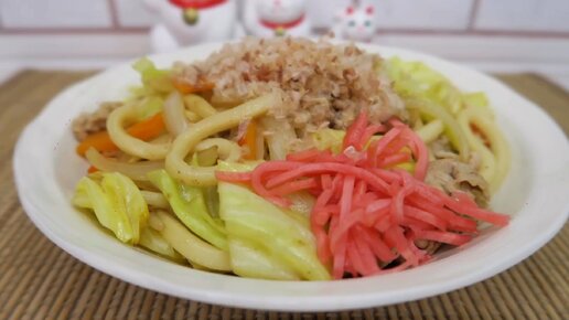 Жареный удон с мясом и овощами. [ 焼うどん ] Японская кухня в Токио.