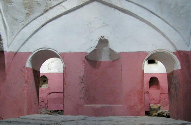 Турецкие бани
Хорошо сохранившаяся постройка, которая была воздвигнута в 16 веке. Памятник в точности построен по проектам всех турецких бань и в свое время убранство выглядело так же роскошно, как и в любом турецком дворце. Мраморные полы, скамейки, фонтаны, все это можно с легкостью представить, окунувшись незабываемую атмосферу древности. Известно, что эти бани посещал сам султан Сулейман Великолепный, будучи еще шахзаде османской империи. Строение бань таит в себе много тайн или заговоров. Может именно в них отдыхала будущая жена султана Роксолана, когда была еще рабыней.