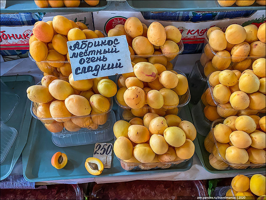 Яйца в крыму. Абрикосы на рынке. Абрикосы на базаре. Яйца крымские названия. Крымские торговцы.