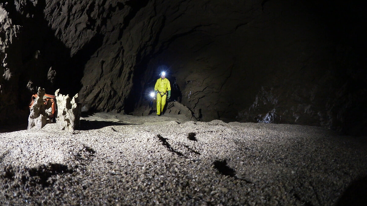 Внутри пещеры, взято с сайта incave.org