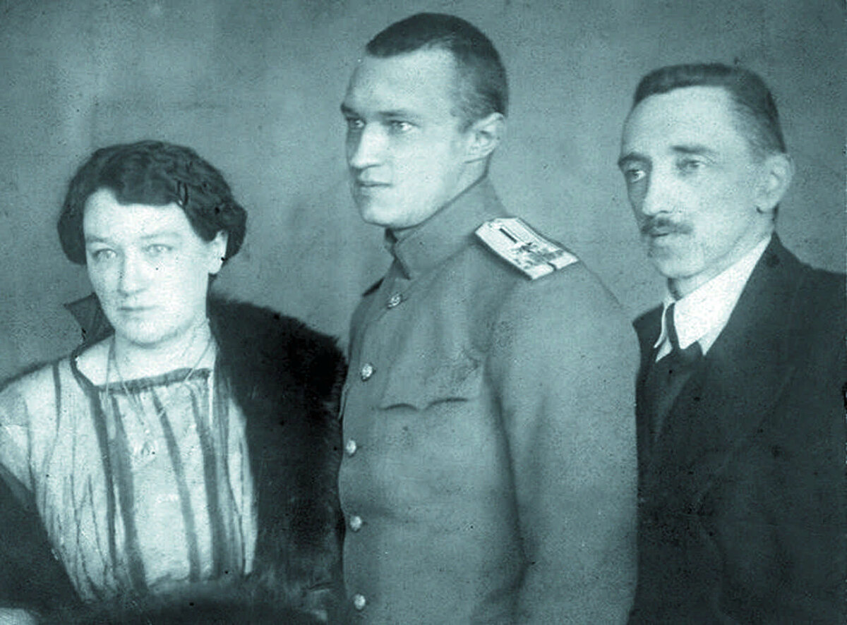 Жена Ольга, сын Сергей и сам Иван Шмелёв. Сына расстреляли "красные" в Крыму . После чего Иван Сергеевич и Ольга Александровна эмигрировали.