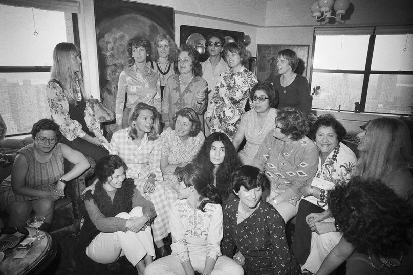 7 июня 1973 года. Бетти Фридан (верхний ряд, четвертая слева) с феминистками у себя дома. Собрание определялось как сессия Международной конференции феминисток. Среди присутствующих была и Йоко Оно (второй ряд, в центре). Фото: Архив Беттмана/Getty Images