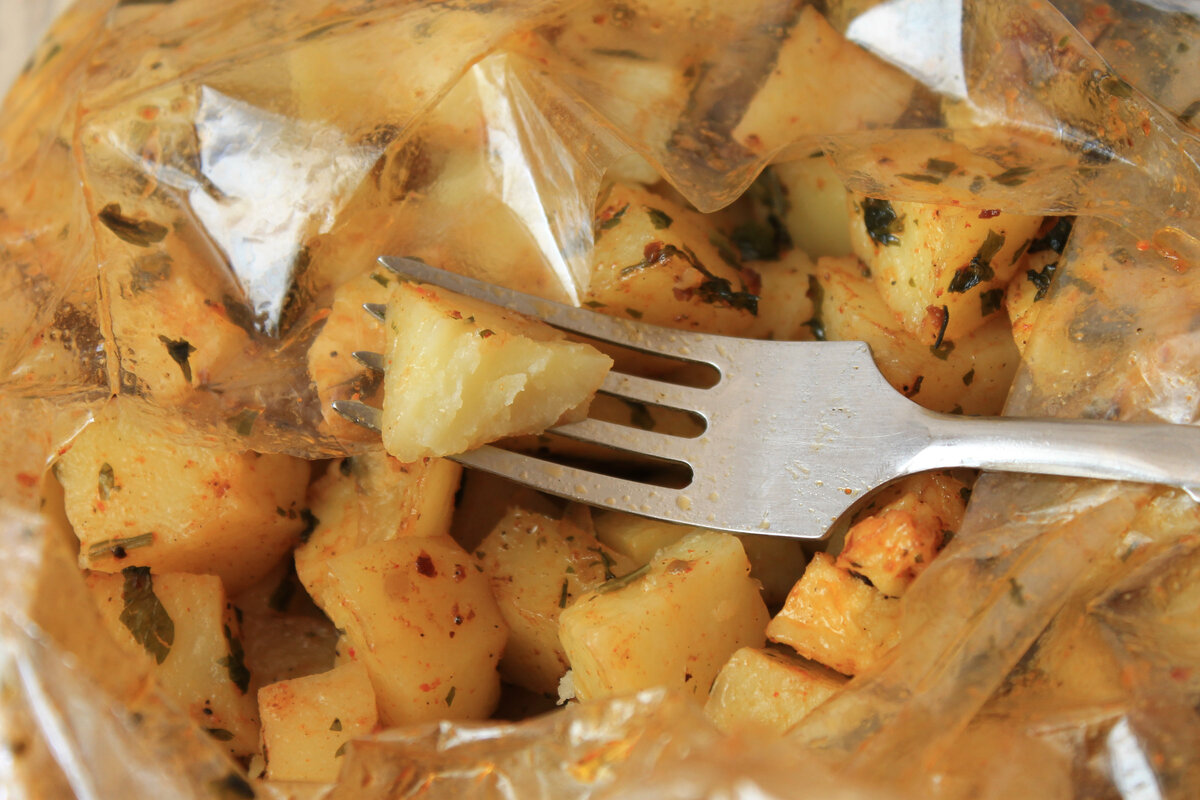 Когда жарко и совсем не хочется включать плиту — готовлю картофель так: вкусно, быстро и без всяких заморочек
