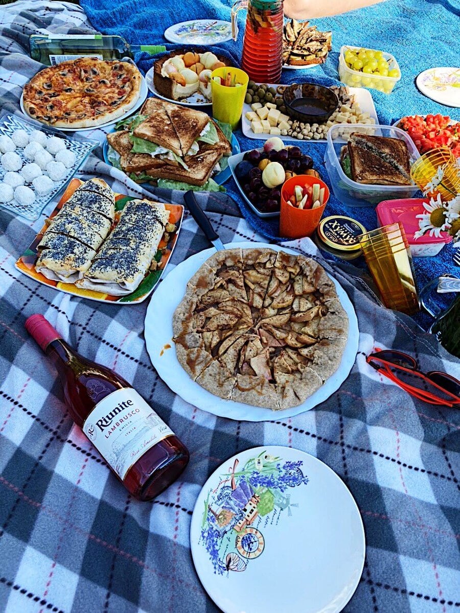 Вкусно и ярко ! Жаль только в тени сели