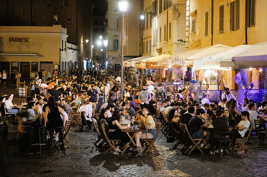 Ответ итальянца на напоминание местной полиции о необходимости ношения защитной маски: «Мы сейчас не на карнавале».
Фото: Zuma/TASS