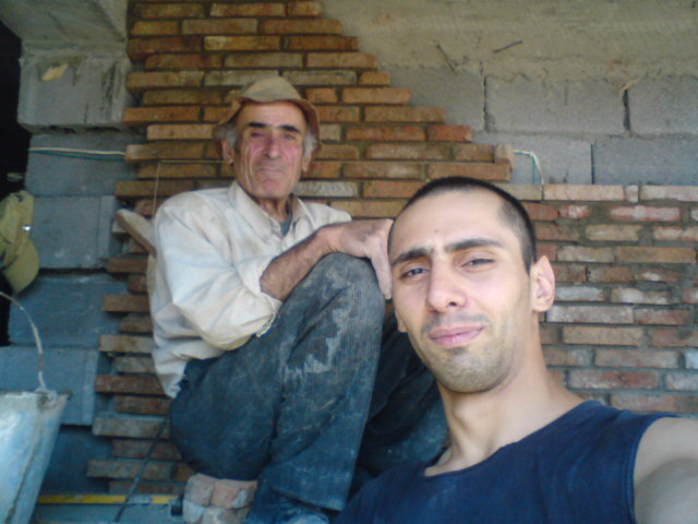 Я на стройке с дедом. Зарабатываю 400р в день. 2008г