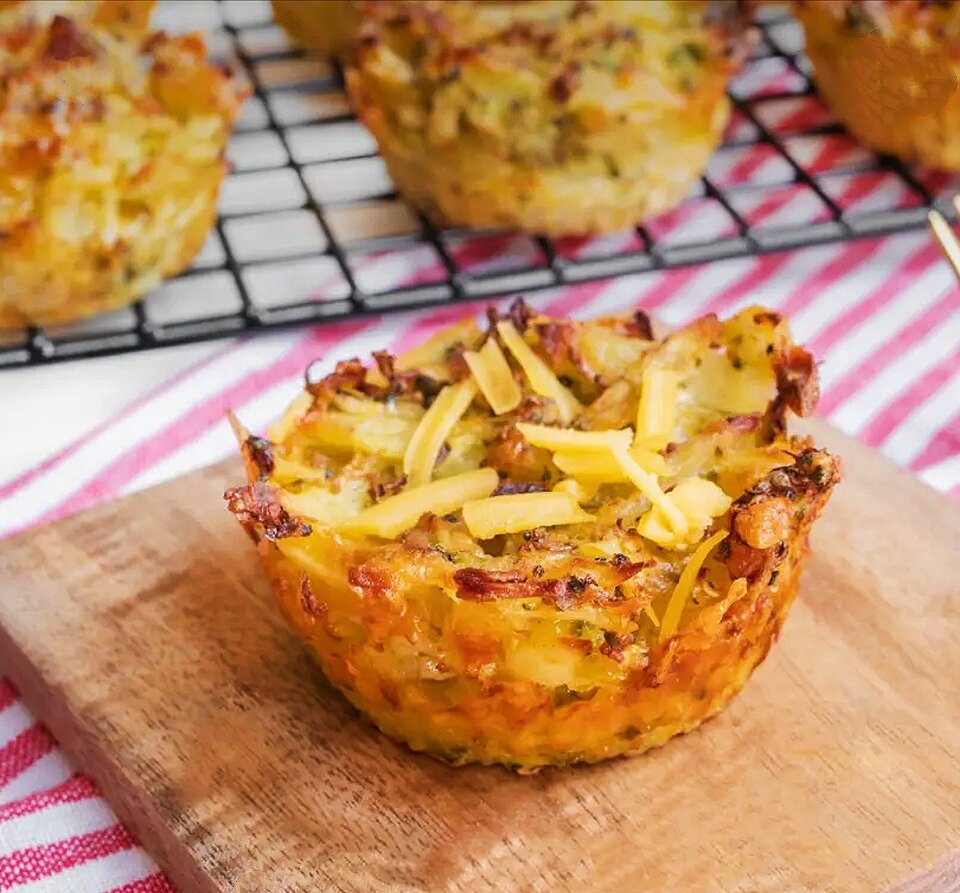 Картофельные мафины с брокколи и сыром

Эти мафины не только вкусны, на них не нужно много ингредиентов. Но еще лучше то, что их легко готовить и удобно брать с собой. Еще их можно подавать к супу – неплохая замена хлебу.

Ингредиенты для 12 порций:

• картофель (400 г)

• брокколи (300 г)

• 2 яйца (140 г)

• соль и перец (по вкусу)

• тертый сыр "Чеддер" (150 г)

• оливковое масло
 (1 ст.ложка, 14 мл)

Инструкции по приготовлению 12 порций:

1. Разогрейте духовку до 180°C.

2. Очистите картофель, натрите его и брокколи.

3. Положите тертые овощи в миску и смешайте с яйцами, солью, перцем и сыром "Чеддер".

4. Заполните формы для мафинов получившейся смесью и добавьте поверх каждого мафина оливковое масло.

5. Выпекайте мафины на среднем положении примерно 35 минут.

6. Приятного аппетита!
