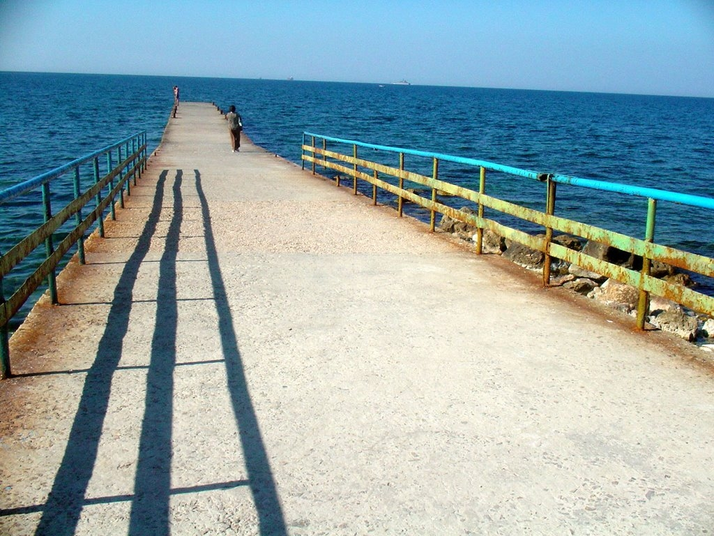 Парк победы севастополь море. Пляж парк Победы Севастополь. Пляж Учкуевка Севастополь причал. Парковый пляж Севастополь. Пирс Севастополь.