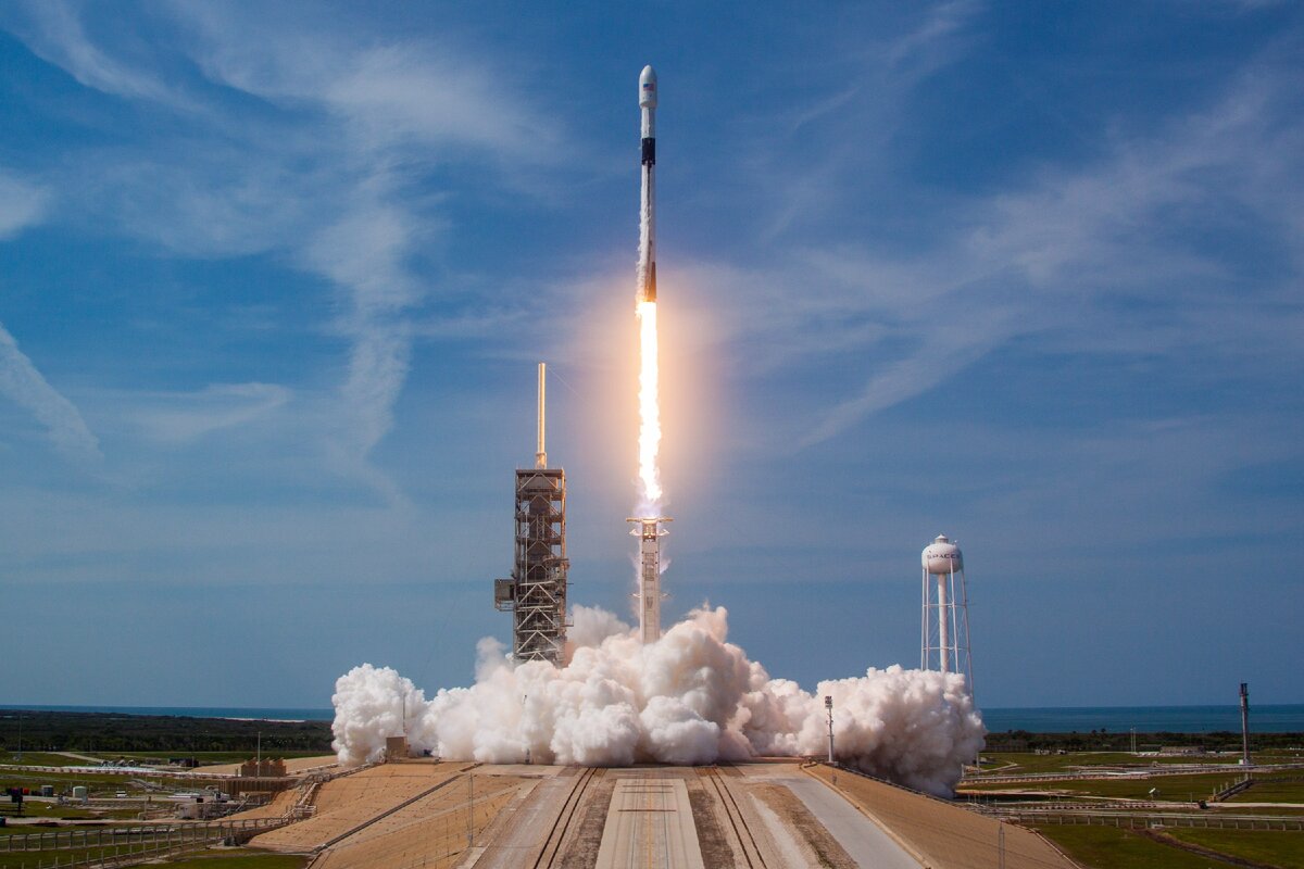 Старт Falcon 9 с пилотируемым кораблем Dragon 2 к МКС. Источник: Яндес.Картинки