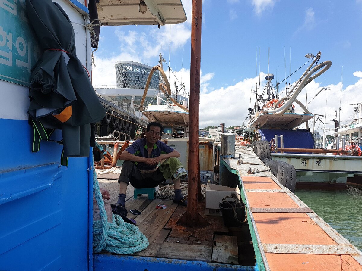 Наше рыбацкое судно на причале, и его капитан