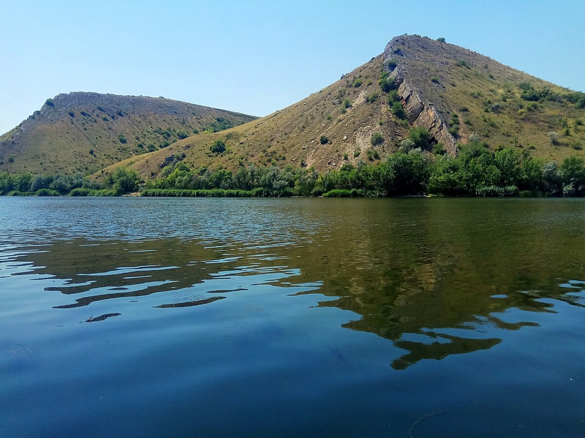 Горы "Две Сестры" - вид с воды.