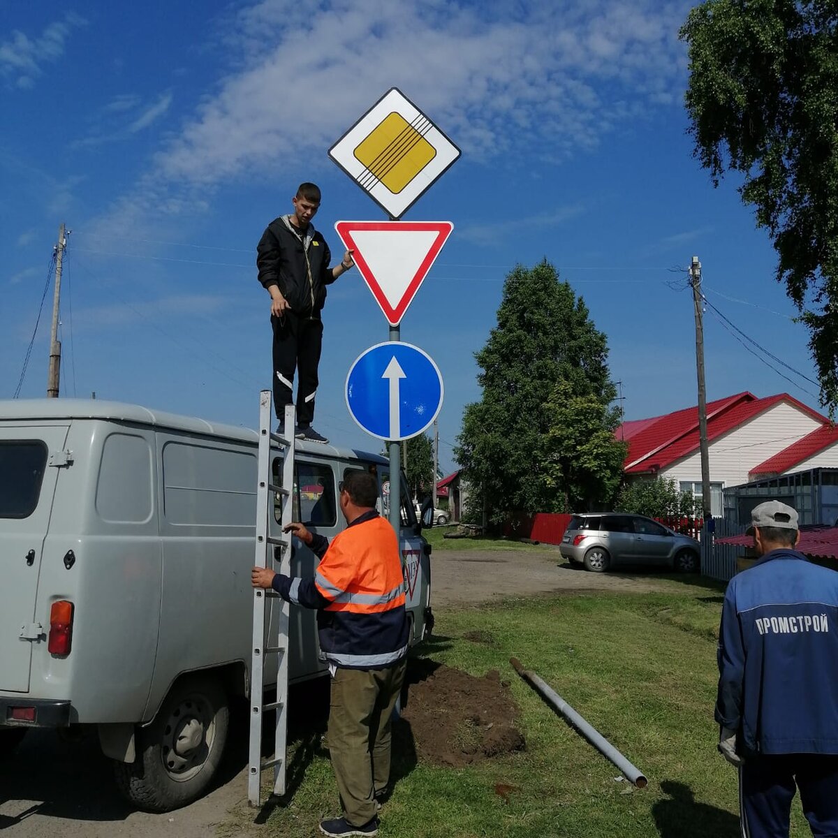 В Парабельском сельском поселении продолжаются мероприятия по замене старых  и установке новых дорожных знаков. | Парабельский район | Онлайн | Дзен