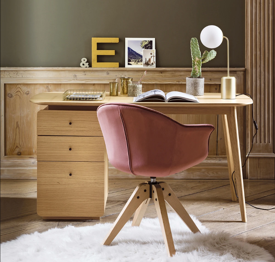 Вы можете выбрать офис в скандинавском стиле, в котором дерево создает уютную атмосферу. Приглядитесь к стильному и удобному офисное креслу с вращающимся сидением и буковой основой.